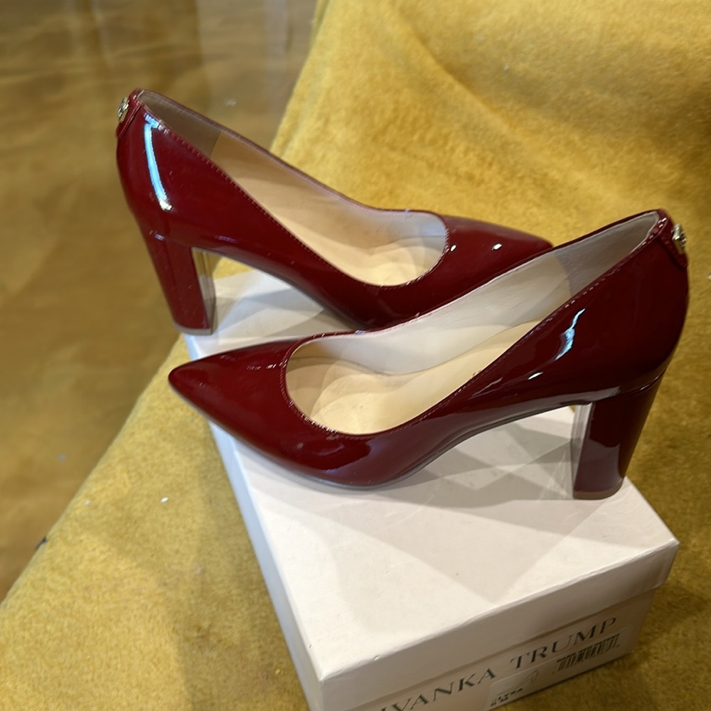 Ivanka Trump Lysa gorgeous pointed toe heels in super condition. Box included - Picture 5 of 6